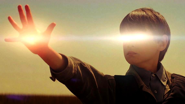 小男孩天生拥有超能力只要睁开双眼就能召唤出外星世界