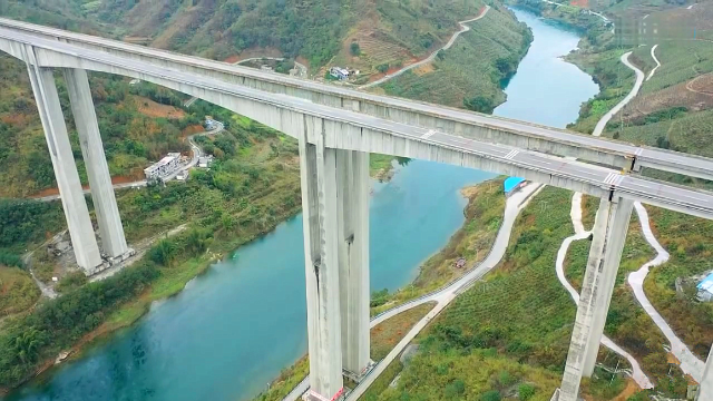 航拍贞丰北盘江大桥桥面高400余米世界最高的桥梁之一