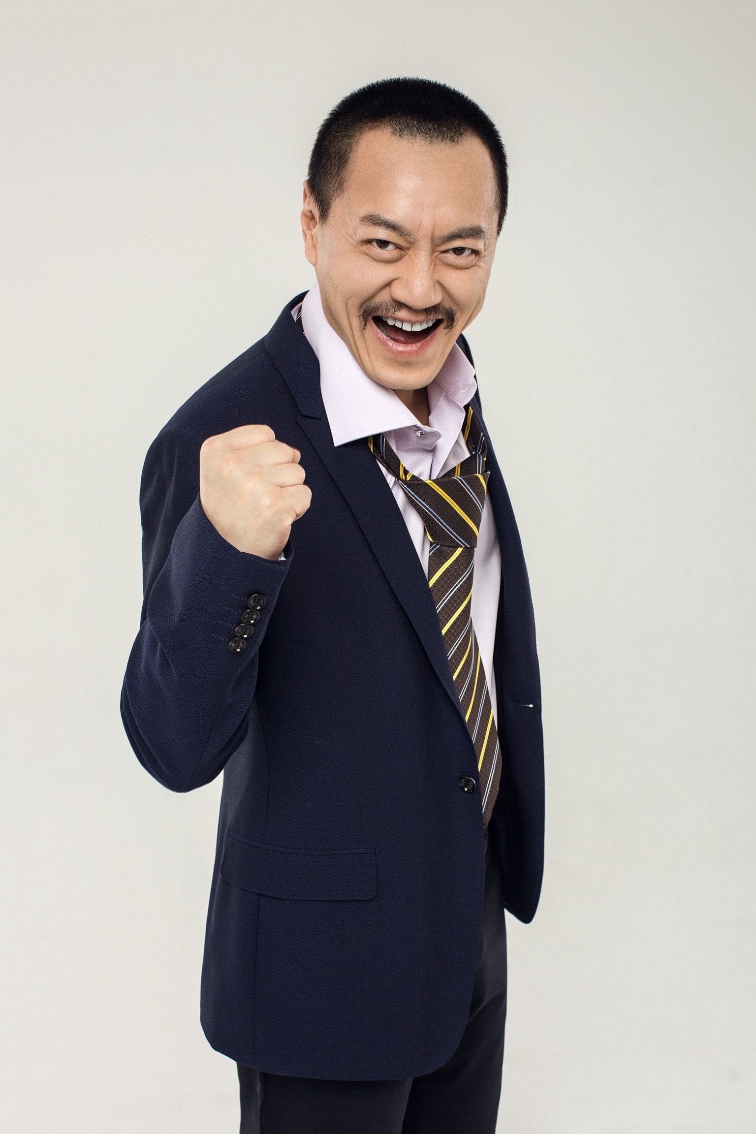 雪村新写真变潮流大叔 举手投足尽显雅痞范