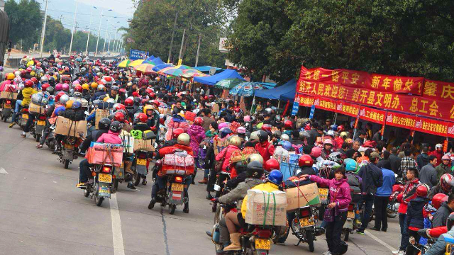 为什么农民工春节回家不坐火车汽车而是顶着风雨骑摩托