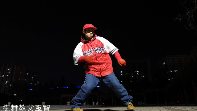 路边广场街舞跳一首董昱昆的歌曲我想歌曲好听舞步好看
