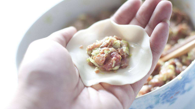 只需一碗水,一分鐘包幾十個餃子,方法真棒_鳳凰網視頻_鳳凰網