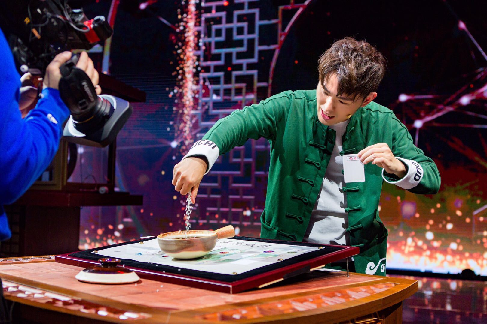 邓男子连登四台春晚 温馨魅力喜迎新春佳节