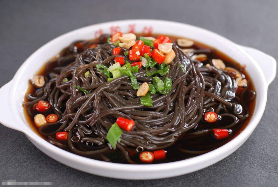 这道凉拌蕨根粉单看品相都让人垂涎三尺,口感更是无与伦比