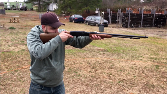 22lr小口径步枪,拉栓射击的方式很像霰弹枪