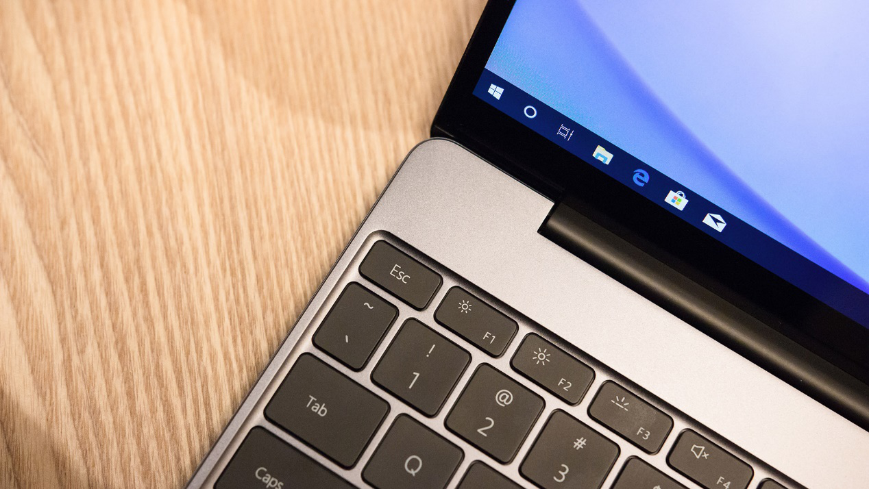 同时屏幕的顶部也采用了超窄边缘设计,并且结合了前置摄像头搭配,为