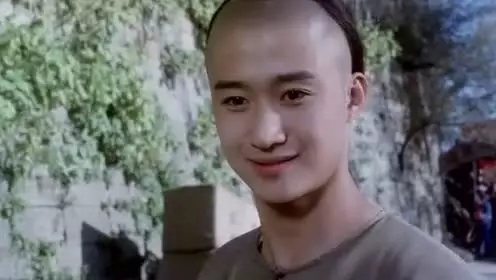 当然,最经典的就是他在饰演方世玉时候的扮相,小时候看过的朋友不要怕