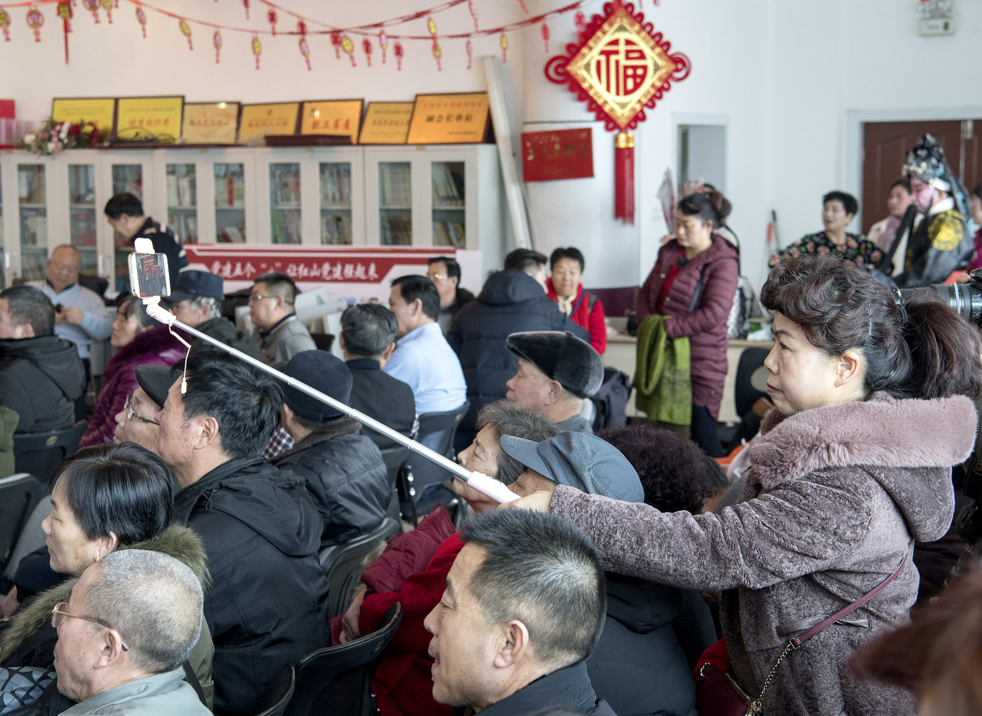 烏魯木齊市文化館群星豫劇團成立於2009年7月,由機關事業單位退休的