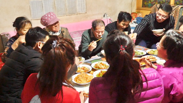 甘肃农村过年来亲戚进门就是满满1桌菜西北老家人待客真热情