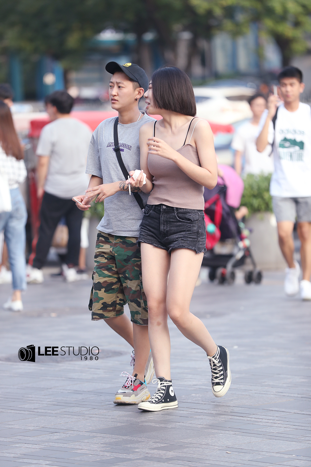 三里屯街拍高帮帆布鞋这样搭配瞬间腿长一米八