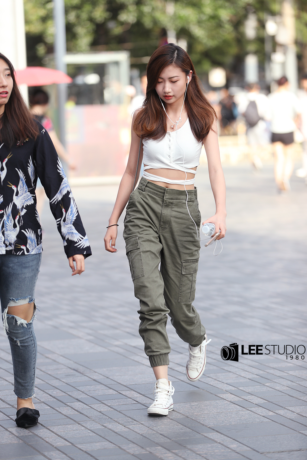 三里屯街拍高帮帆布鞋这样搭配瞬间腿长一米八