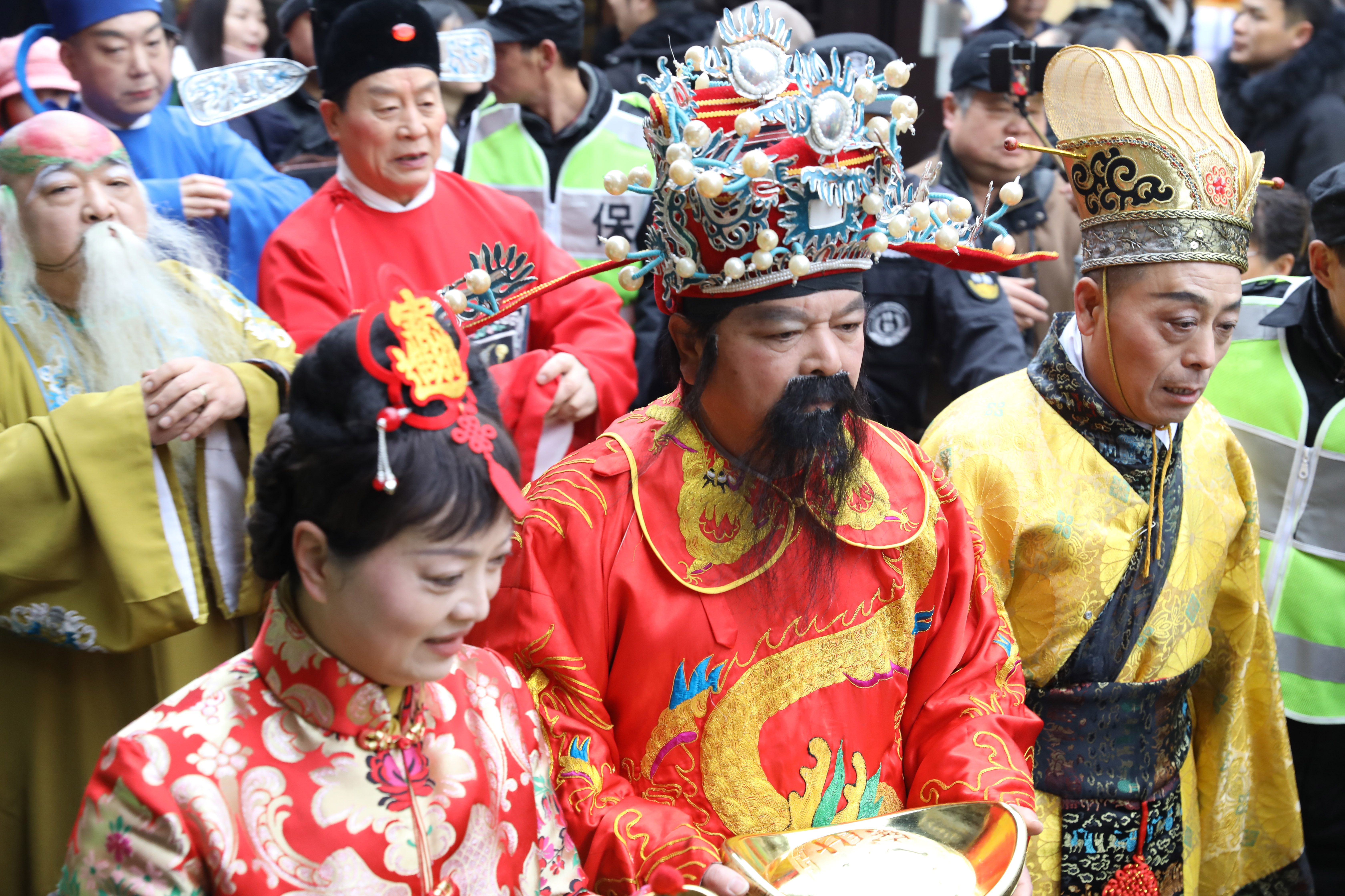 大年初五河坊街迎財神,網友吐槽保安比財神搶眼