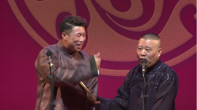 一件马褂就收买了烧饼,郭德纲舍不得烧饼退出,劝烧饼像个人