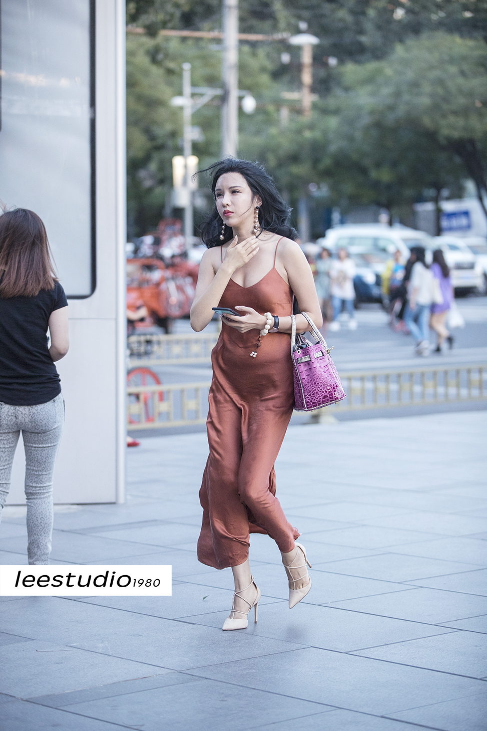 三里屯街拍长款连衣裙搭配什么鞋子好看姑娘搭配的很棒