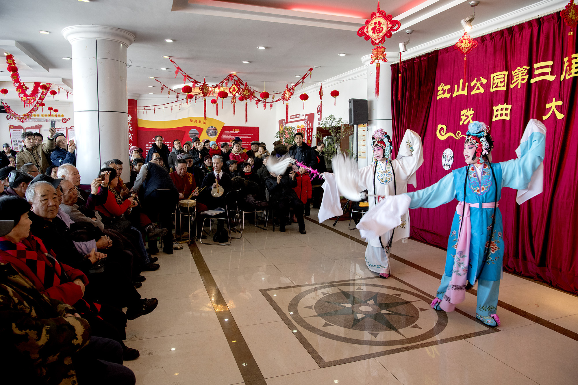 乌鲁木齐市红山公园:第三届新春庙会戏曲大舞台新疆曲子戏赢得满堂彩