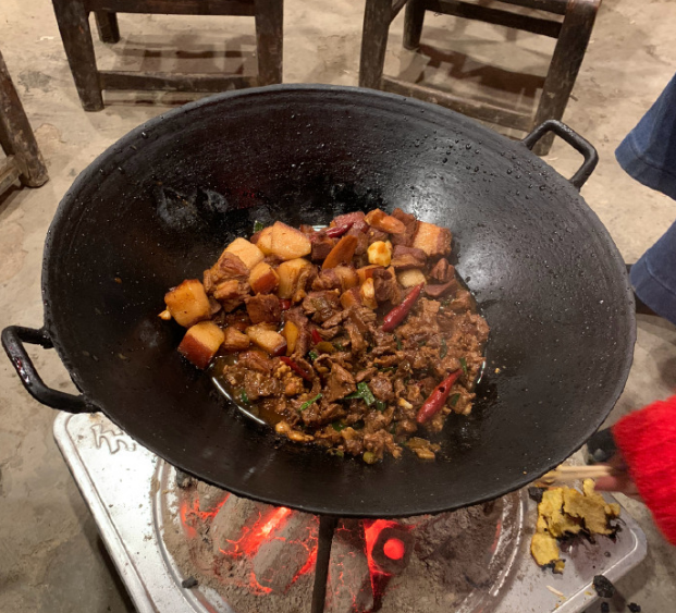 是问题,大年三十做了一锅大锅饭,炖鸡块还有红烧肉,这样的大乱炖非常