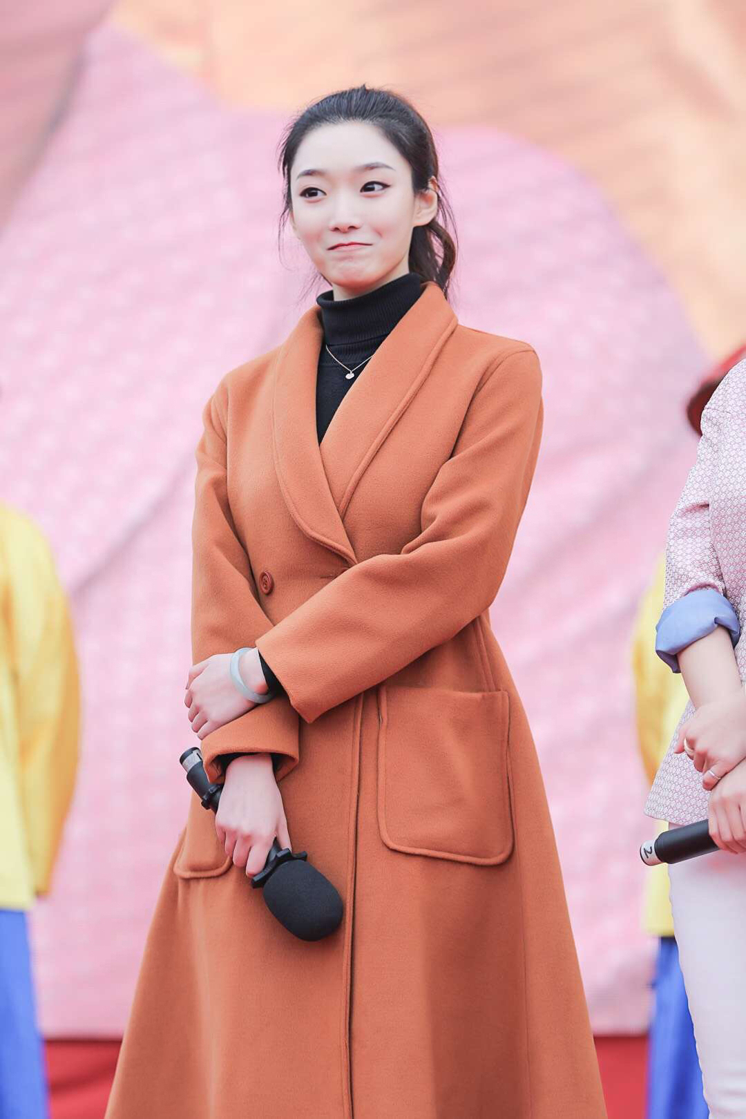 2月8日《延禧攻略》在横店明清宫苑举办了明星见面会,剧中演员安安