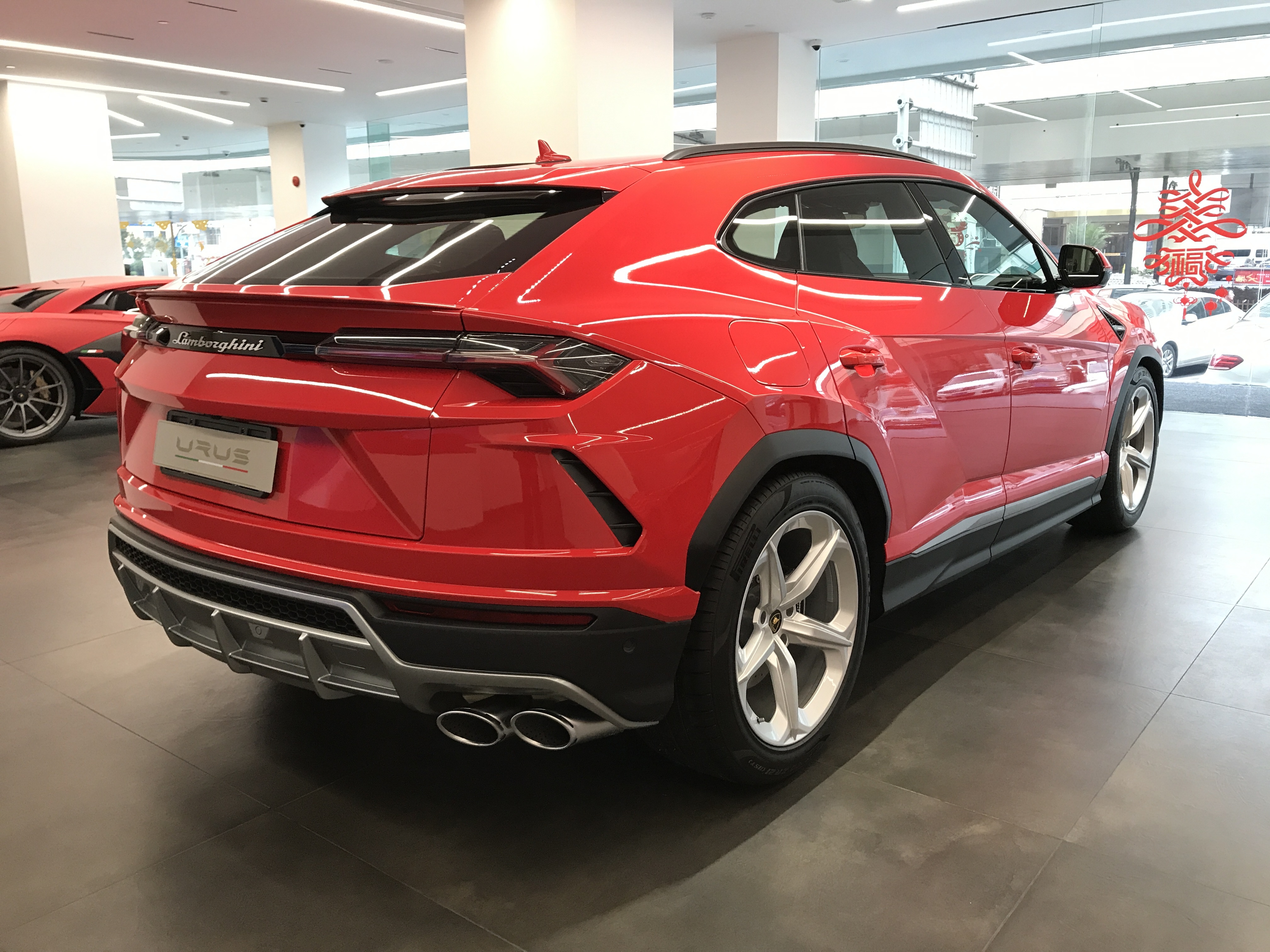 金属红色兰博基尼urus配什么轮毂更好看?