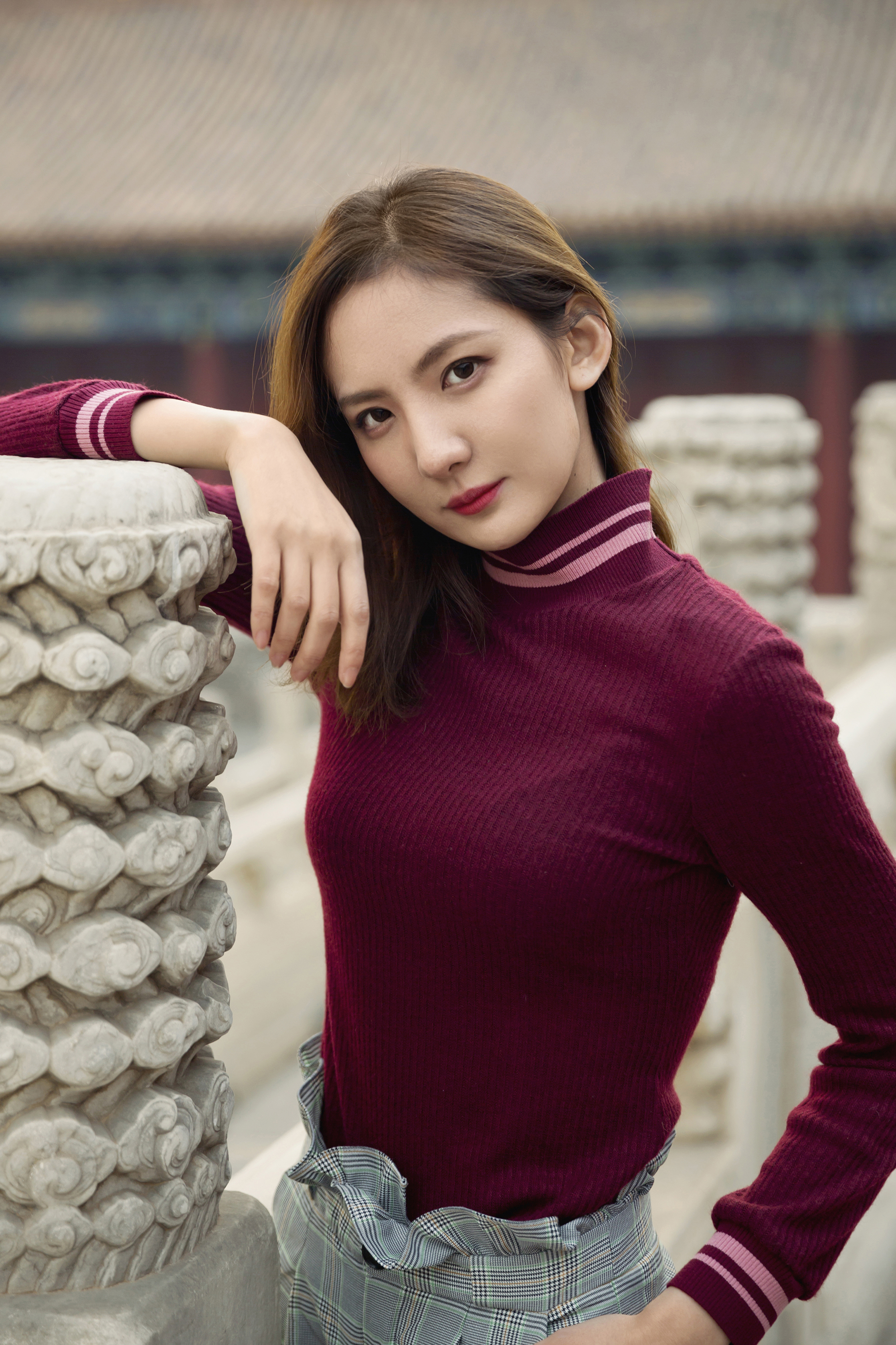 长腿不输张蓝心 黄胜楠干练短发演绎中西合并的时尚