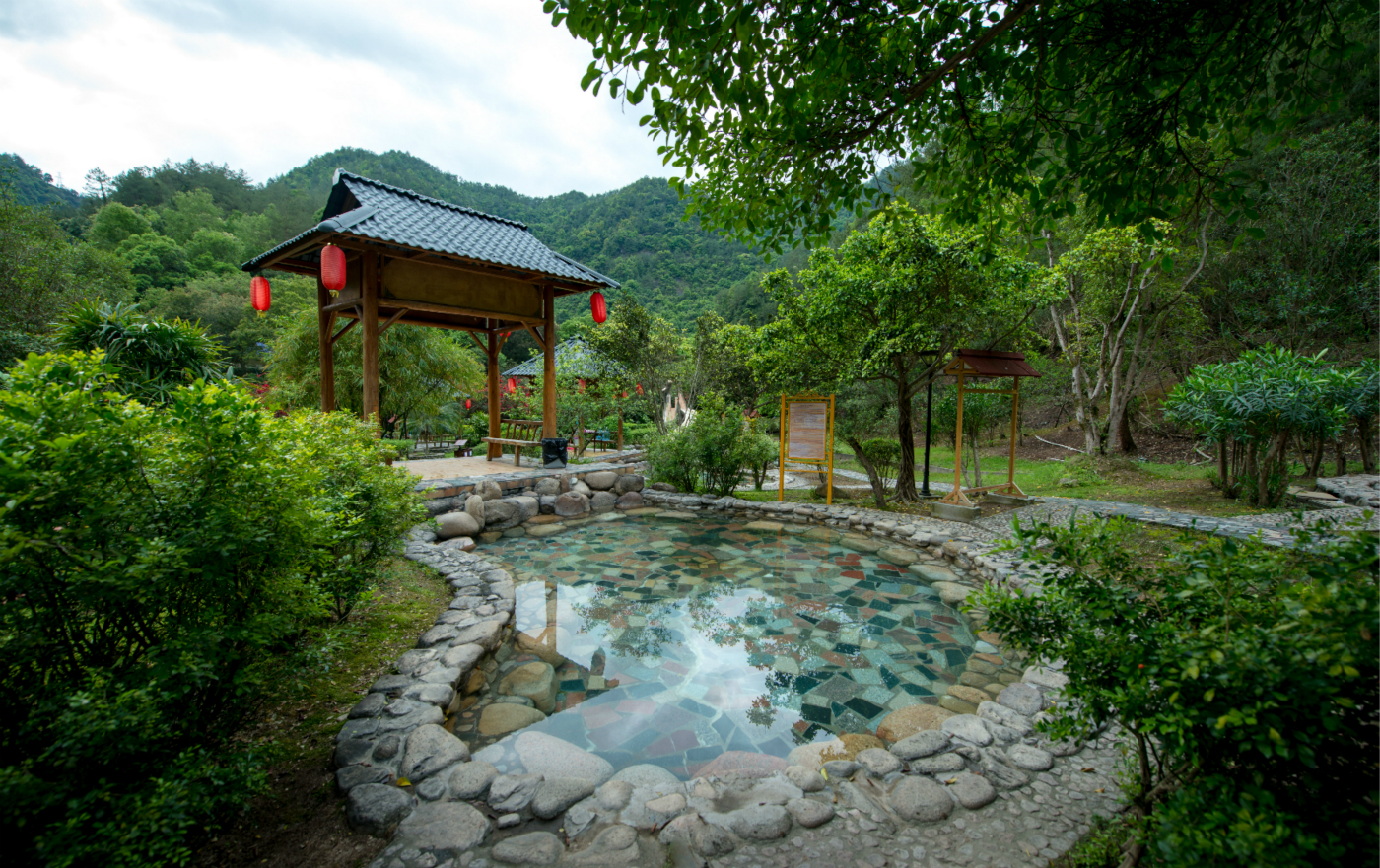 温泉所在的 广东第一峰温泉度假村,完美地和南岭的绿水青山结合在一起