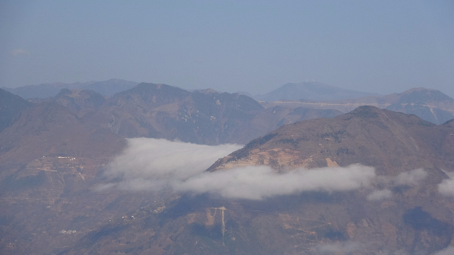 站在云南昭通炎山石丫口看对面的大山及山上居住的人家