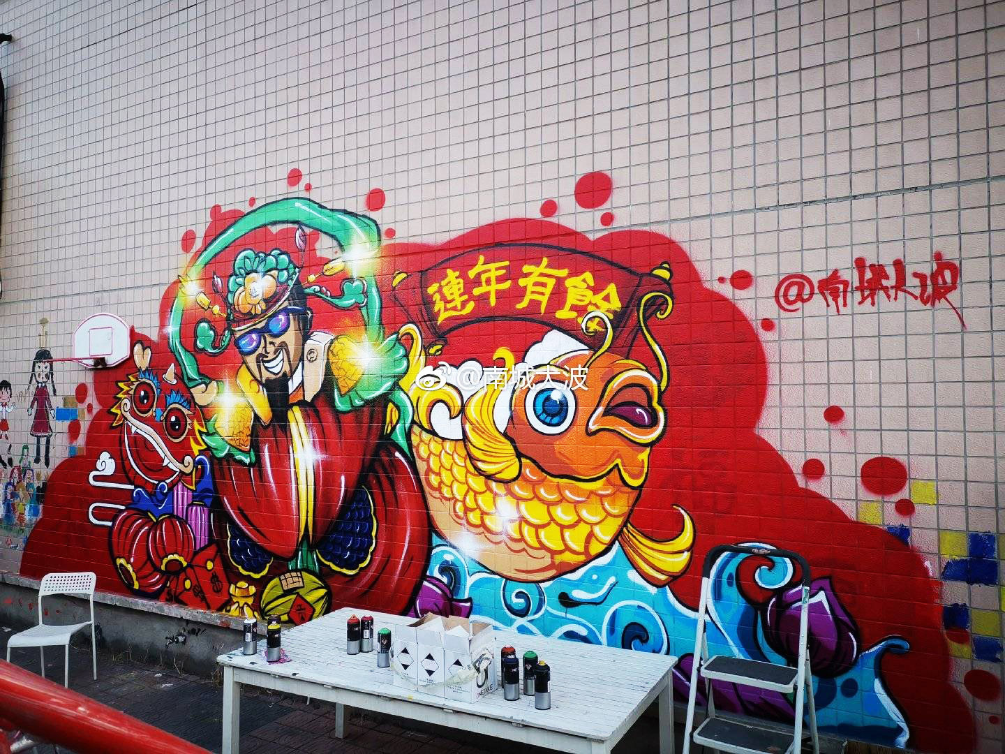 【2019年味儿涂鸦】北京男子徒手在百米高空"顶风作案"创作年味儿涂鸦