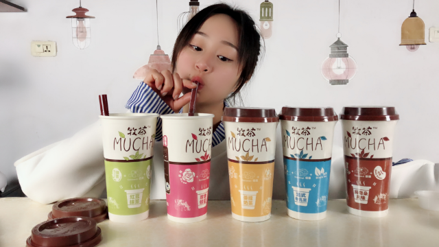 妹子试喝速溶奶茶一共五种口味喝起来简直是享受