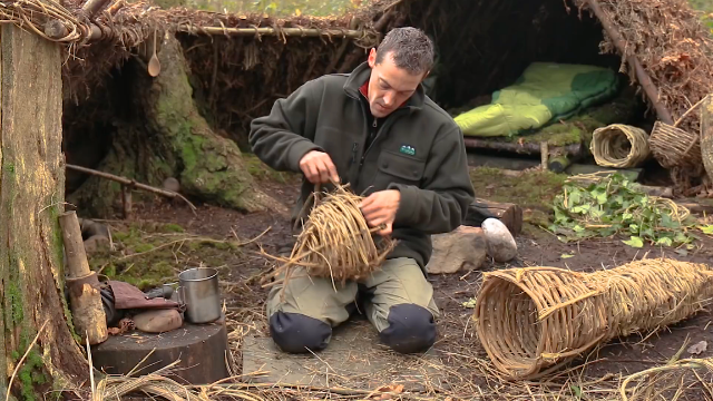 野外求生,用藤条编制捕鱼笼,最基础的生存技能!_凤凰网视频_凤凰网