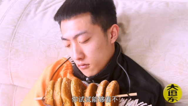 媳妇回娘家给懒老公脖子挂了1串饼没想老公太懒了