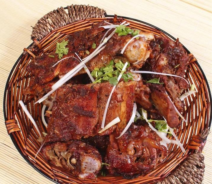 这款烤牛骨突出料包的五香和牛肉本身的鲜味,无需浓重的药料,否则会