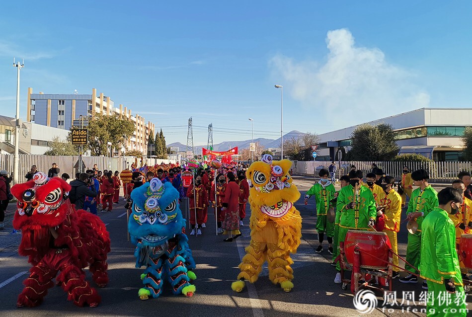 开挂的元宵节意大利普拉托舞龙巡游牛气冲天