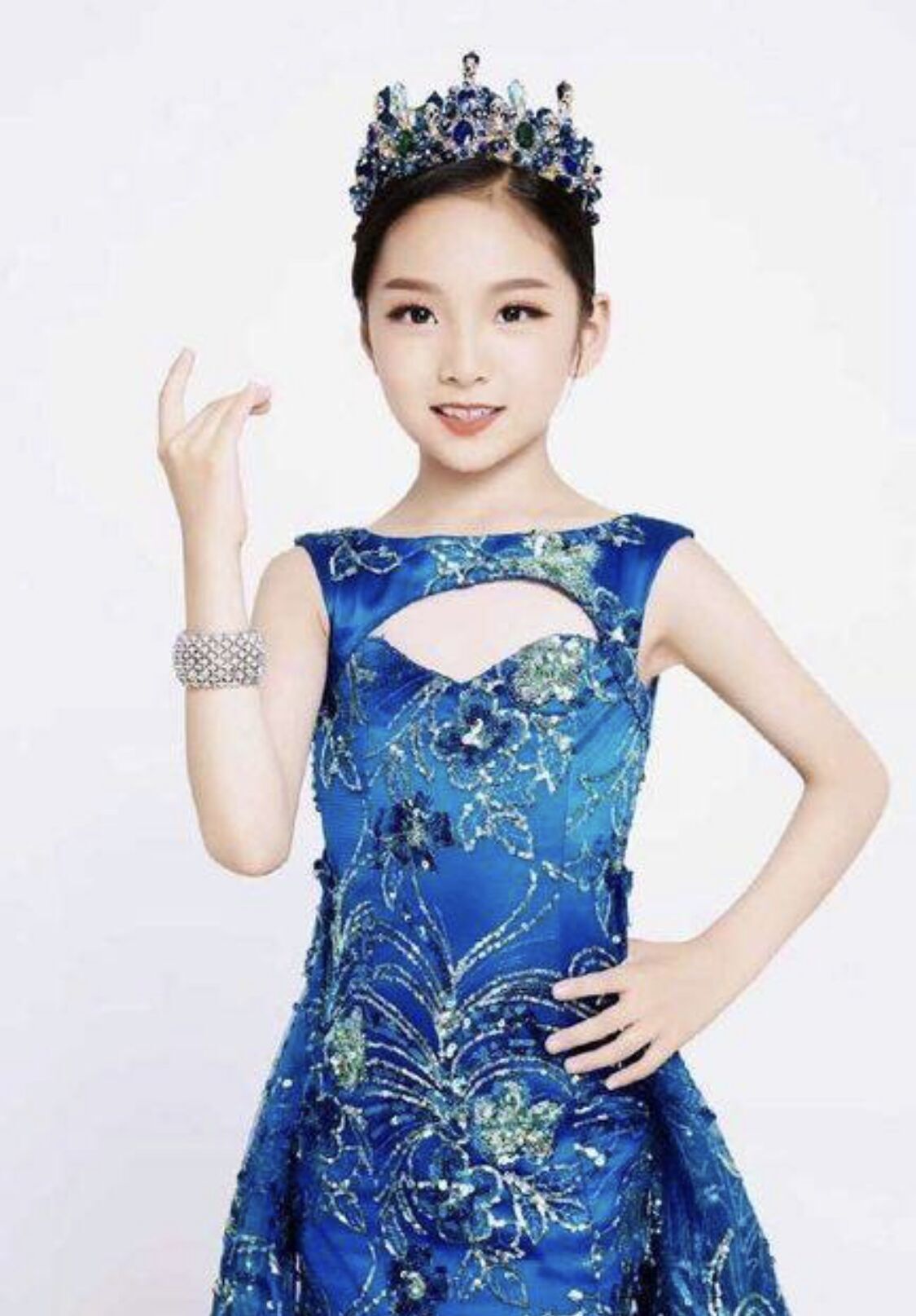 范冰冰堂妹范朵朵出道照曝光,8岁就拿模特比赛冠军__凤凰网