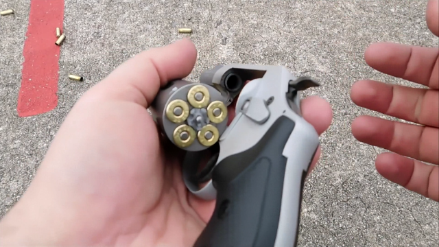 史密斯韦森m637轻型左轮手枪加弹五发射击实测