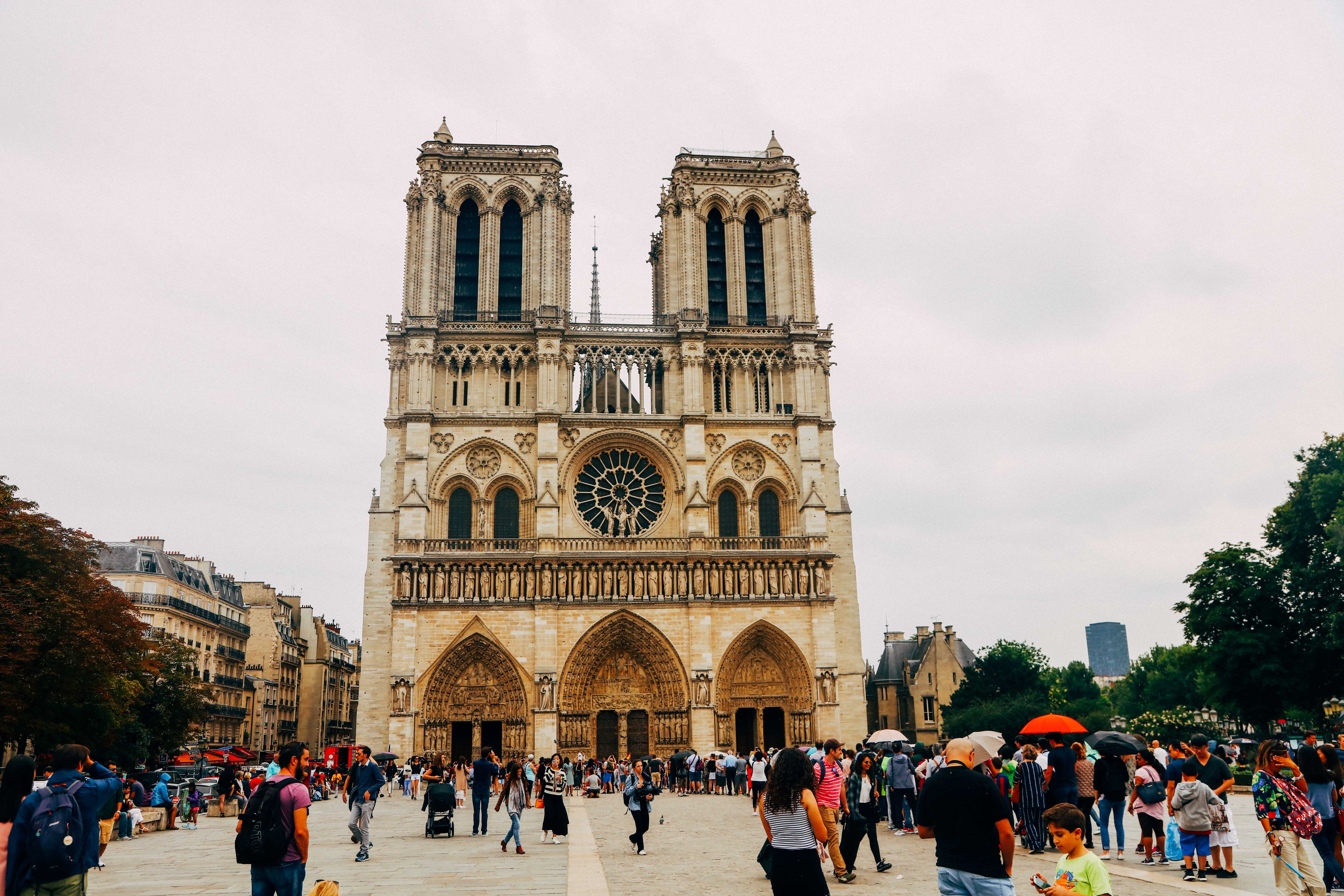 它是法国巴黎城市的心脏,是巴黎参观人数最多的景点,并且免费__凤凰网