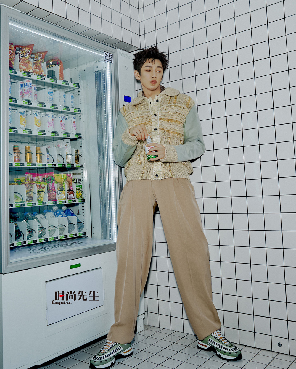 多面绅士彦希生日曝时尚大片 展春日时髦模样