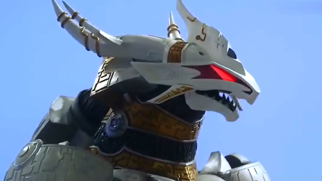 奥特曼欧布大战加拉特隆没想到却被一刀穿过直接被打回人形