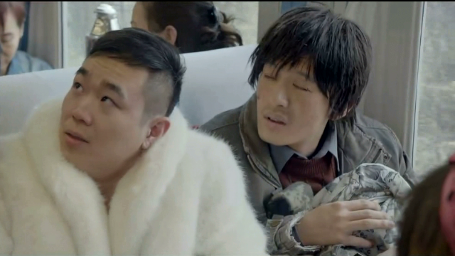 大鹏如今穿貂戴大金链子却坐了火车竟听到一个字就犯病