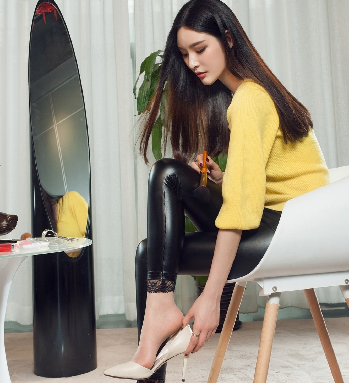 穿皮裤上街的美女,不仅很酷而且门槛比穿黑丝还高__凤凰网