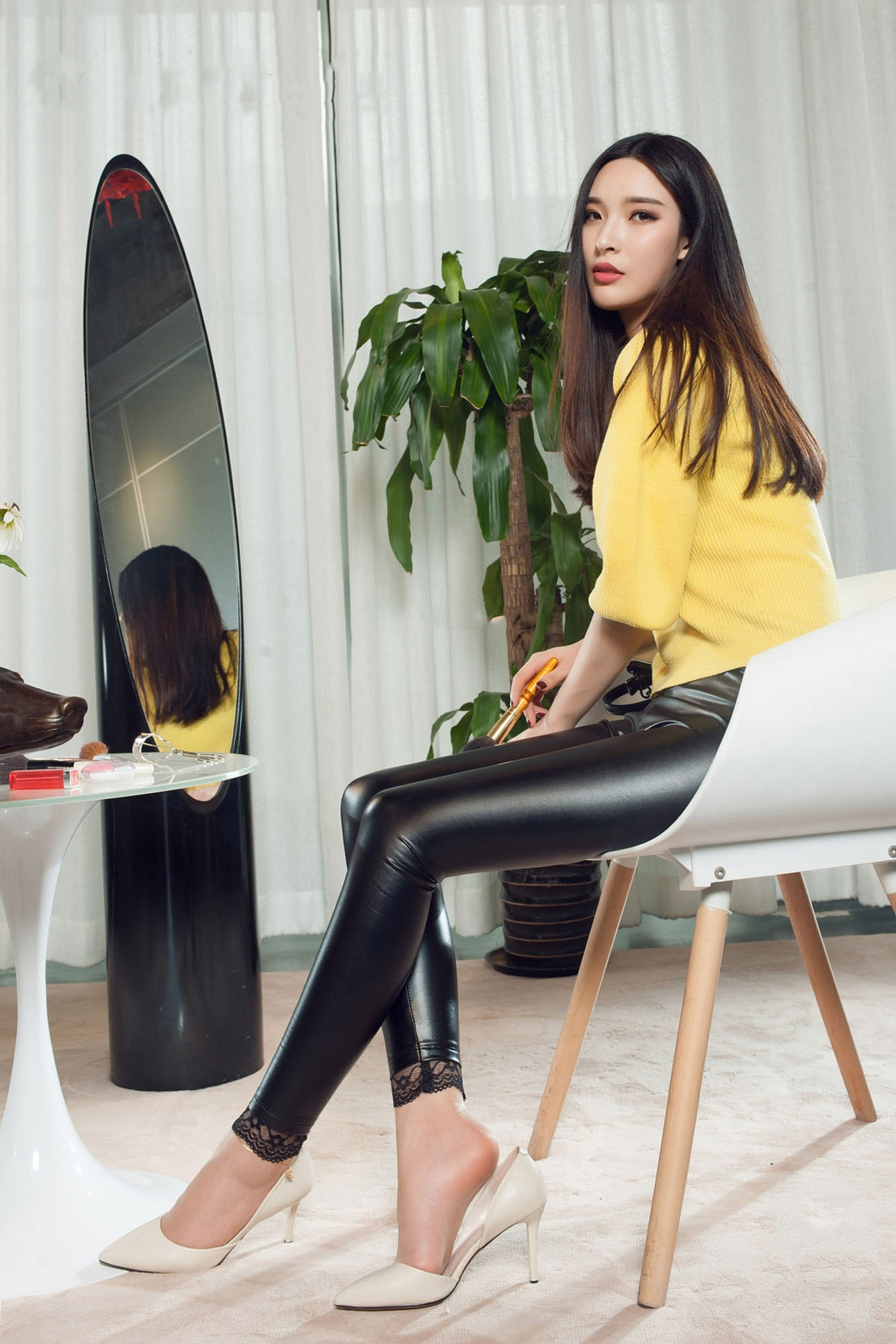 穿皮裤上街的美女,不仅很酷而且门槛比穿黑丝还高__凤凰网