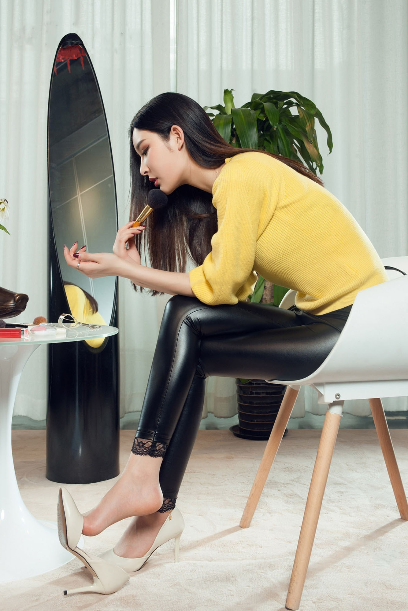 穿皮裤上街的美女,不仅很酷而且门槛比穿黑丝还高__凤凰网