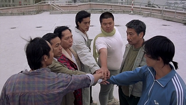 少林足球:众师兄最终还是决定用功夫踢足球,相聚在星爷家