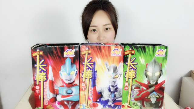 妹子试吃奥特曼长棒饼干三种口味还有神秘礼物