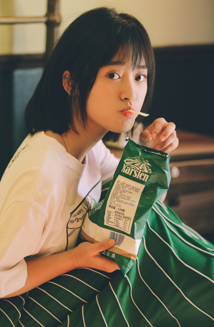 "最美星二代"沈月伦敦时装周走秀,完美继承妈妈邱淑贞,气质高雅