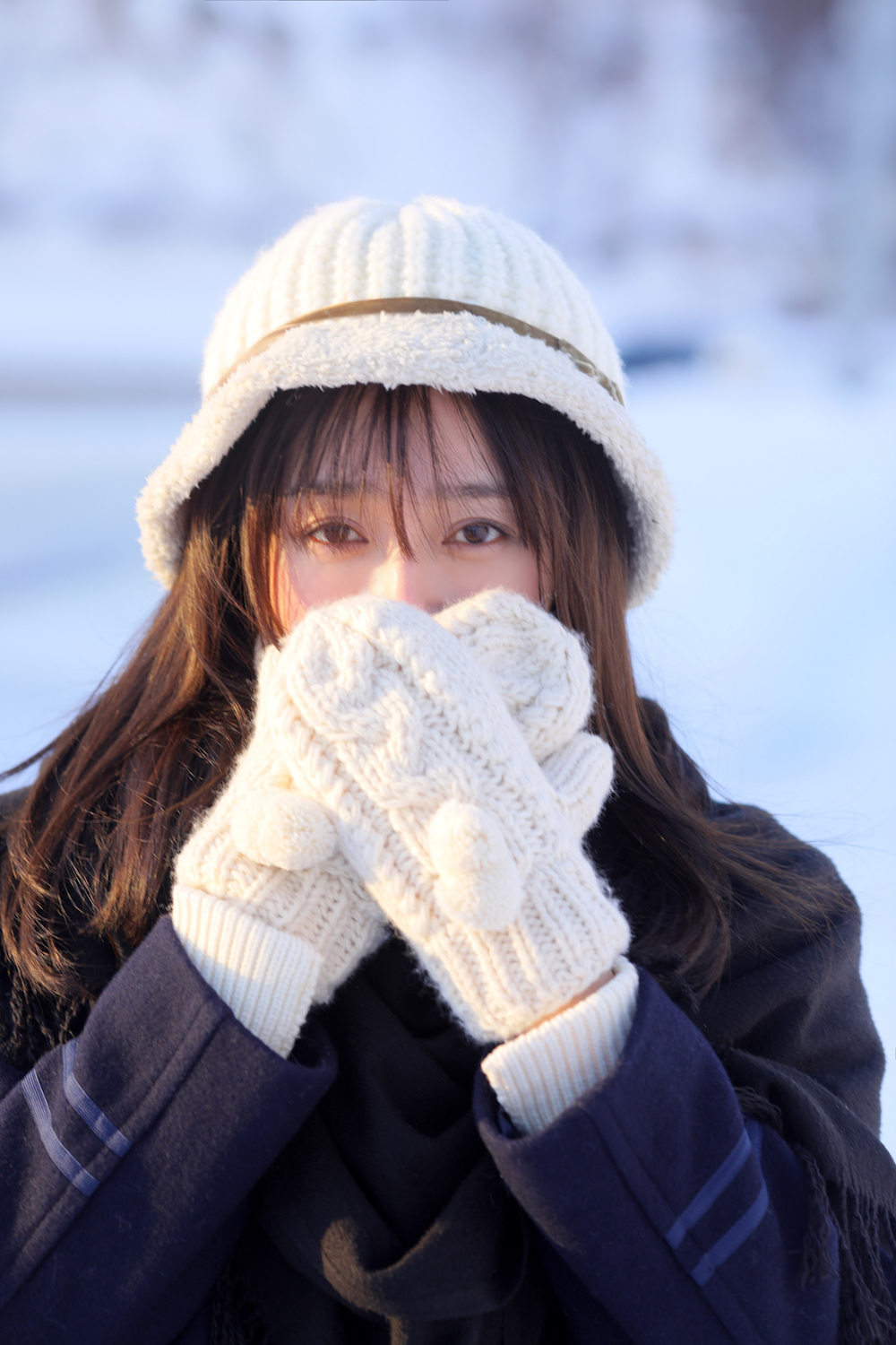 秦岚双手捂嘴秦岚雪地写真秦岚阳光明媚秦岚戴茸帽秦岚雪地唯美秦岚