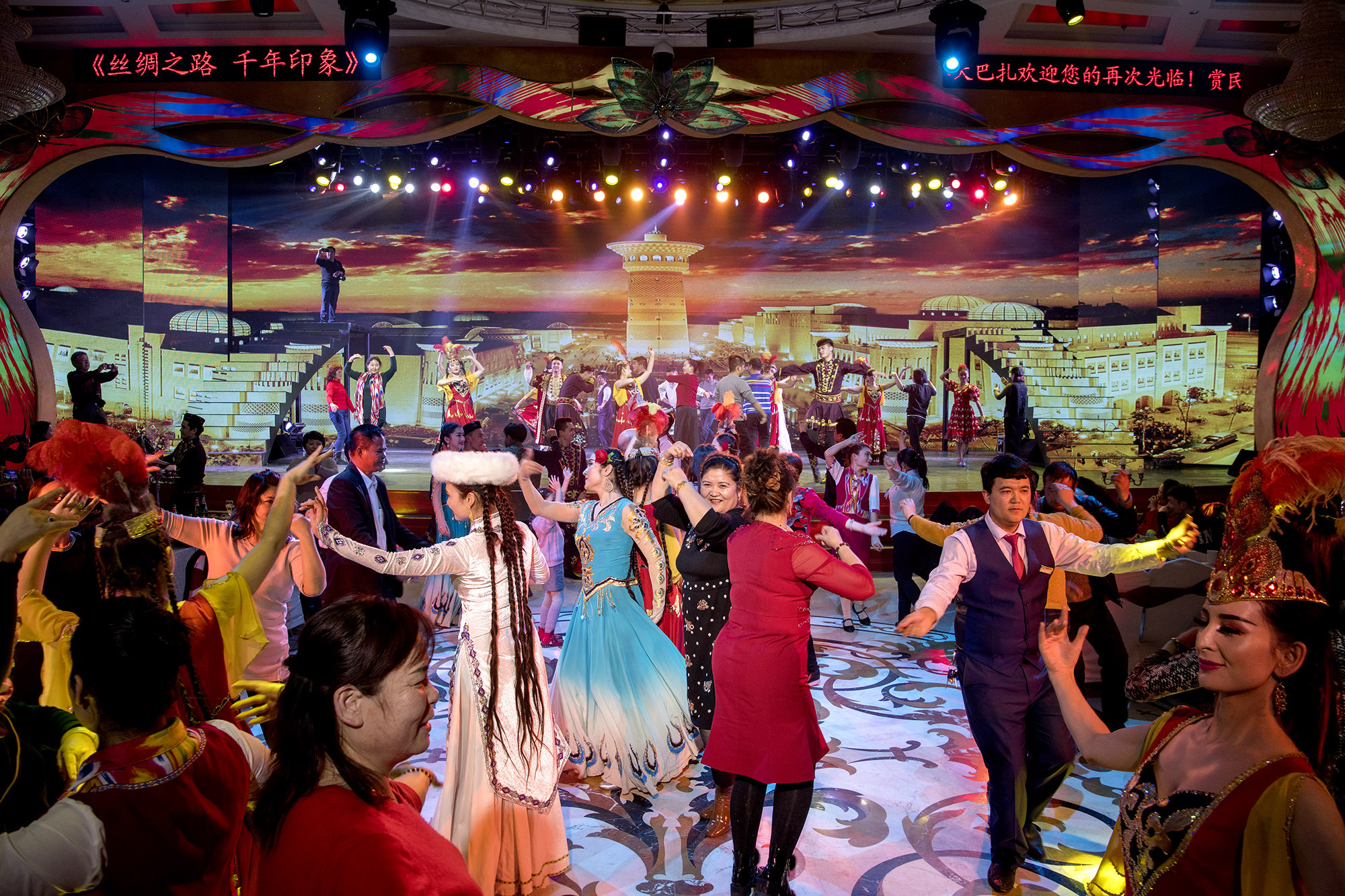 新疆国际大巴扎丝绸之路千年印象歌舞与游客共享丝路狂欢