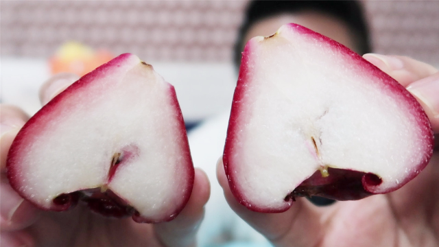 试吃台湾水果皇帝洋蒲桃爸爸和宝宝一人一半这真的好吃吗