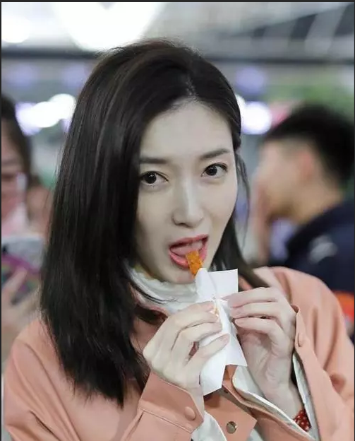 奉为神级食品的辣条明星江疏影竟然也吃