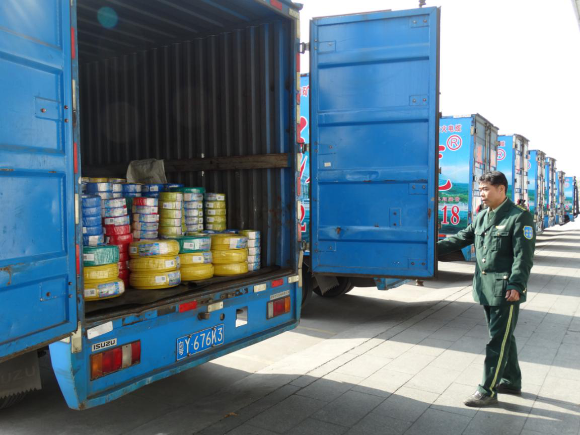 物流部的员工正在忙碌地为今天的"亚洲电缆"首批货物进行有序的装车