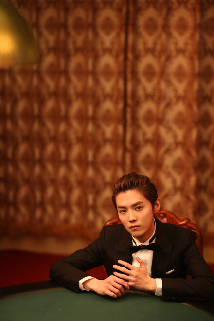 鹿晗拍新戏剧照曝光?造型多变演绎新版山鸡哥,网友:这个古惑仔太嫩了!