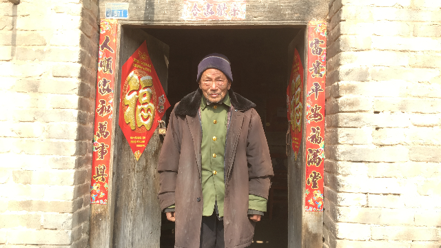 农村爷爷91岁了却每天都回这座一百多年的房子看看他是怎么